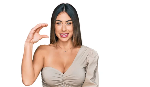 Mujer Hispana Joven Vestida Con Ropa Casual Sonriente Con Gesto —  Fotos de Stock