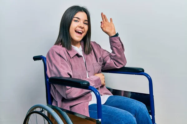 Junge Brünette Frau Die Rollstuhl Sitzt Und Positiv Lächelt Und — Stockfoto