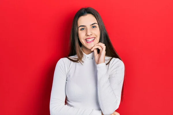 Der Junge Brünette Teenager Weißen Pullover Lächelt Selbstbewusst Die Kamera — Stockfoto