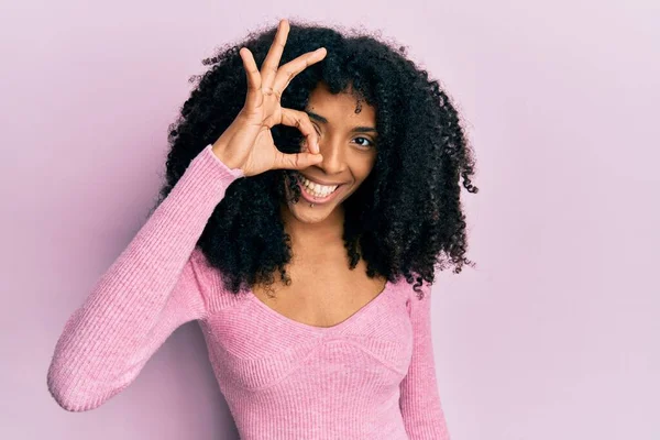 Африканская Американка Афро Волосами Обычной Розовой Рубашке Делает Хорошо Жест — стоковое фото