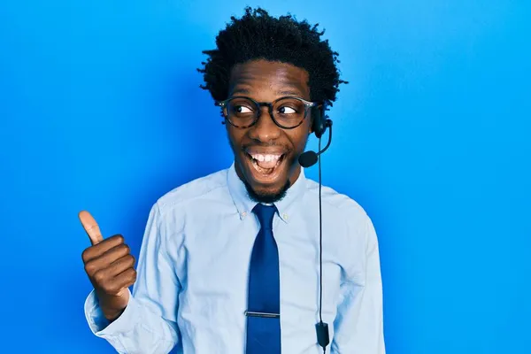 Ung Afrikansk Amerikan Man Bär Call Center Agent Headset Pekar — Stockfoto