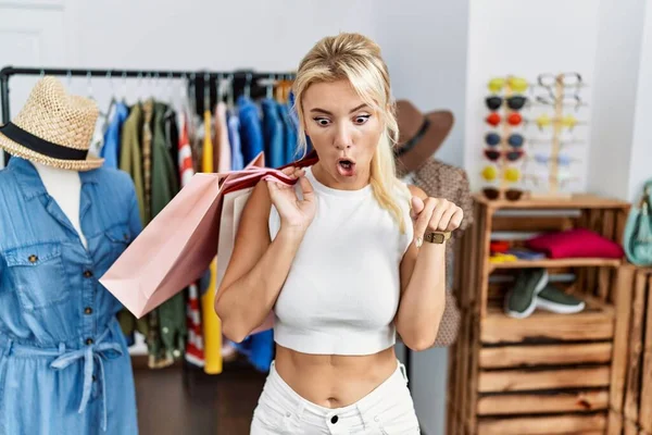 Ung Kaukasisk Kvinna Håller Shoppingväskor Butik Pekar Ner Med Fingrar — Stockfoto