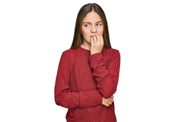 美しいブルネットの女の子は口の上に手でストレスと緊張を見てカジュアルなセーターを着て爪をかむ 不安の問題 — ストック写真