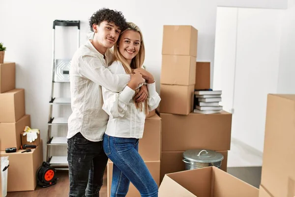 Young Beautiful Couple Smiling Happy Hugging New Home — Stock Photo, Image