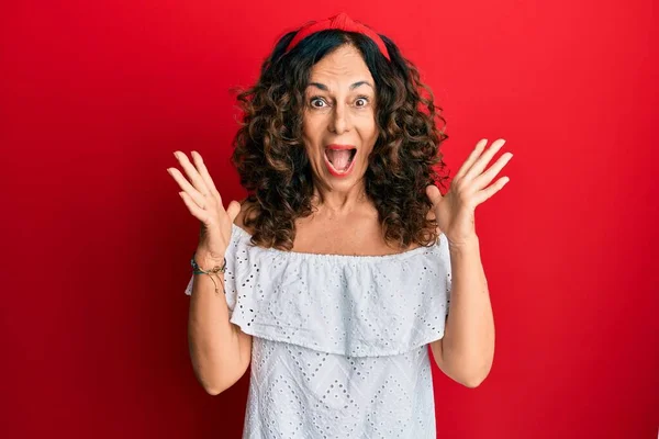 Middelbare Leeftijd Spaanse Vrouw Dragen Casual Kleding Vieren Gek Verbaasd — Stockfoto