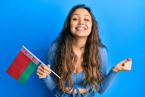 Młoda Latynoska Dziewczyna Trzyma Flagę Belarus Krzycząc Dumny Świętując Zwycięstwo — Zdjęcie stockowe