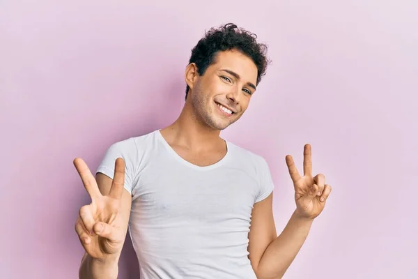 Jonge Knappe Man Met Casual Wit Shirt Glimlachend Naar Camera — Stockfoto
