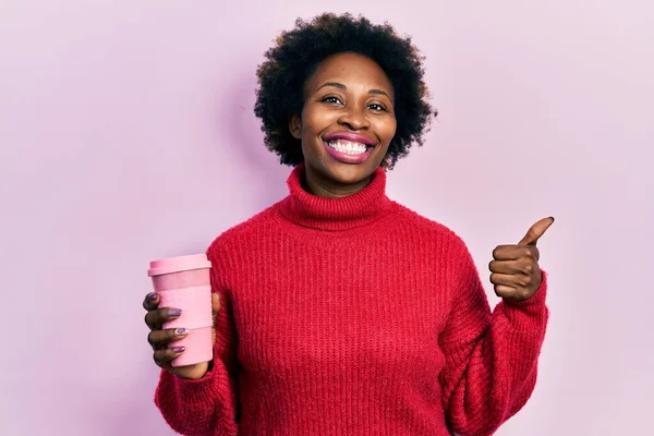 Jonge Afro Amerikaanse Vrouw Drinken Van Een Kopje Koffie Glimlachend — Stockfoto