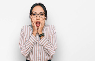 Gündelik kıyafetler ve gözlük takan genç İspanyol kız korkmuş ve şok olmuş, şaşırmış ve şaşırmış bir yüz ifadesi var. 