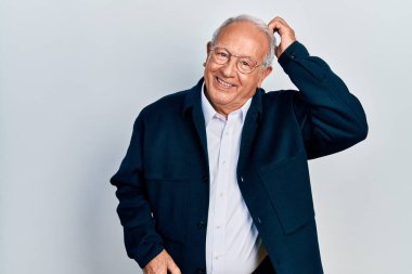 Gri saçlı, sıradan giyinmiş, gözlüklü son sınıf öğrencisi soru sorup kafasını karıştırıyor. Şüpheyle kararsız, kafa kafaya düşünerek. Düşünceli kavram. 