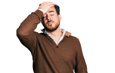 Gündelik giysiler giyen genç İspanyol bir adam hata için el ele tutuşup şaşırdı. Hatayı hatırla. Unuttum, kötü hafıza kavramı. 