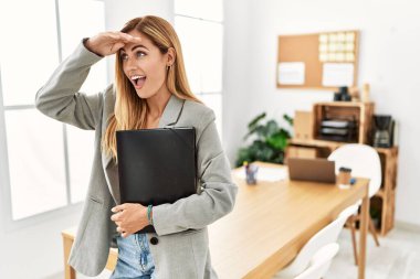 Ofisteki sarışın iş kadını çok mutlu ve tebessüm ediyor. arama kavramı. 