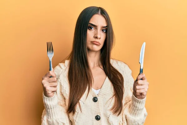 Linda Morena Jovem Segurando Garfo Faca Pronto Para Comer Expressão — Fotografia de Stock