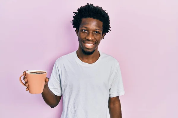 Mladý Africký Američan Drží Šálek Kávy Vypadá Pozitivně Šťastně Stojící — Stock fotografie