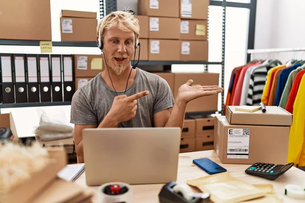 Mladý Blonďatý Muž Sluchátkách Operátora Pracující Internetovém Obchodě Užaslý Usmívající — Stock fotografie