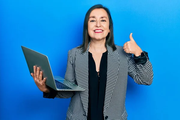Μεσήλικας Ισπανίδα Γυναίκα Κρατώντας Φορητό Υπολογιστή Χαμογελώντας Χαρούμενος Και Θετικός — Φωτογραφία Αρχείου