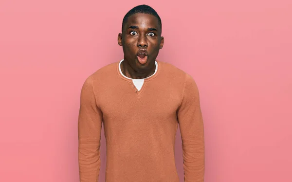 Young African American Man Wearing Casual Clothes Scared Amazed Open — Stock Photo, Image