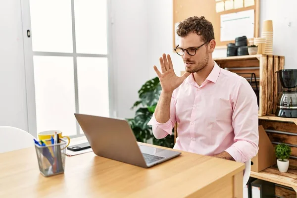 Ung Latinamerikansk Man Som Har Videosamtal Kommunicerar Med Döva Teckenspråk — Stockfoto