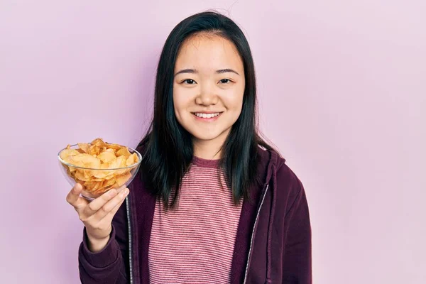 Patates Cipsi Tutan Genç Çinli Kız Pozitif Mutlu Görünüyor Dişlerini — Stok fotoğraf