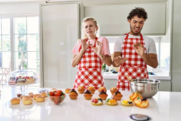 Casal Esposa Marido Cozinhando Doces Cozinha Expressão Repugnante Descontente Temeroso — Fotografia de Stock