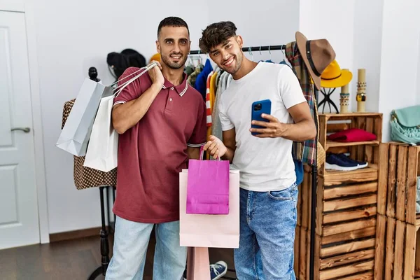 Két Spanyol Ügyfél Kezében Bevásárló Táskák Okostelefon Használata Ruhaboltban — Stock Fotó