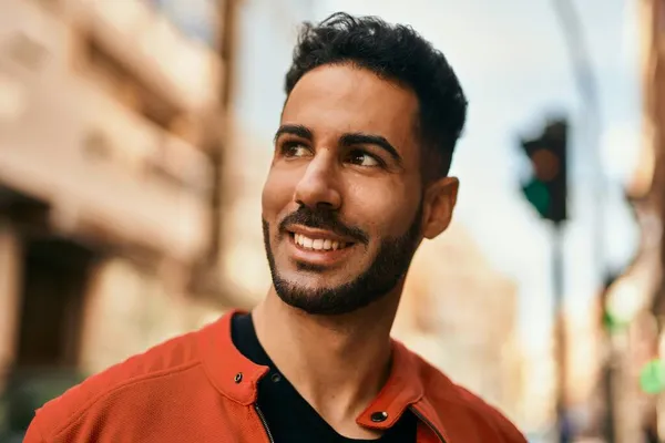 Νεαρός Ισπανός Χαμογελάει Ευτυχισμένος Στην Πόλη — Φωτογραφία Αρχείου