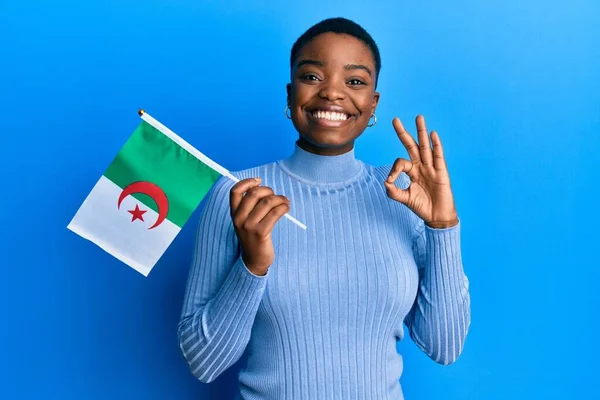 Mladý Africký Američan Žena Drží Alžírskou Vlajku Dělá Znamení Prsty — Stock fotografie