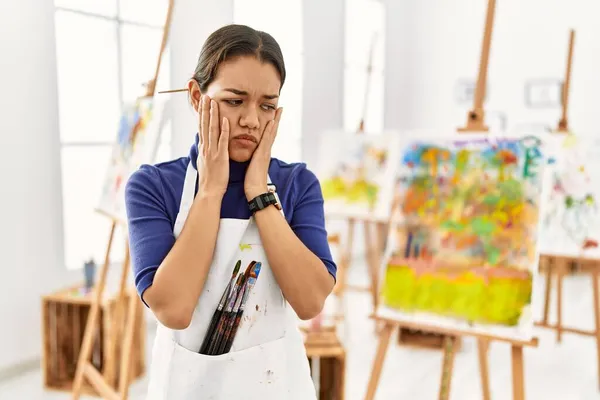 Ung Brunett Kvinna Konst Studio Trötta Händer Täcker Ansikte Depression — Stockfoto