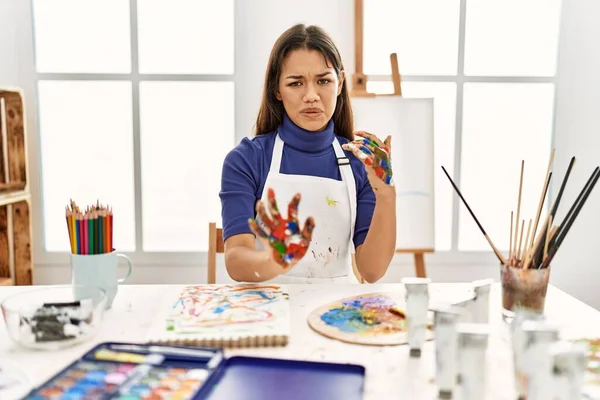Jonge Brunette Vrouw Het Atelier Met Geschilderde Handen Walgelijke Uitdrukking — Stockfoto