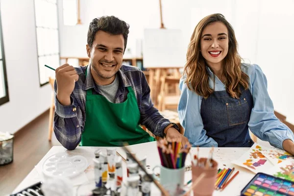 Due Studenti Sorridenti Felice Pittura Seduto Sul Tavolo Scuola Arte — Foto Stock