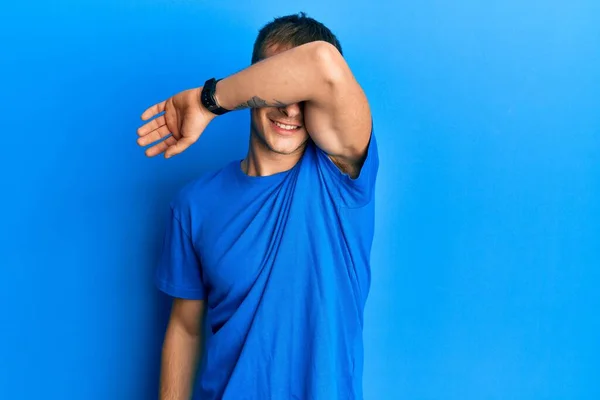Νεαρός Καυκάσιος Άνδρας Που Φοράει Casual Μπλε Μπλουζάκι Που Καλύπτει — Φωτογραφία Αρχείου