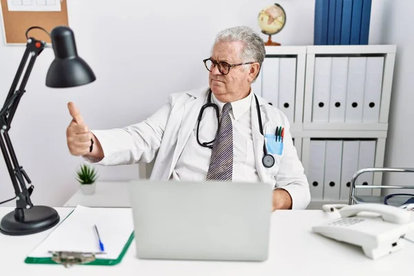 Klinikte Doktor Üniforması Steteskop Giyen Kıdemli Beyaz Adam Gururlu Görünüyor — Stok fotoğraf