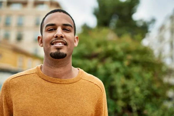 Joven Afroamericano Sonriendo Feliz Pie Ciudad — Foto de Stock