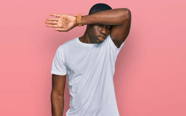 Joven Hombre Afroamericano Con Camiseta Blanca Casual Cubriendo Los Ojos — Foto de Stock