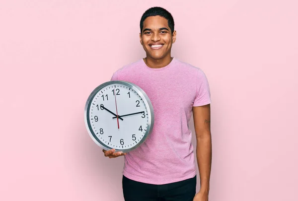 Jovem Homem Hispânico Bonito Segurando Grande Relógio Olhando Positivo Feliz — Fotografia de Stock