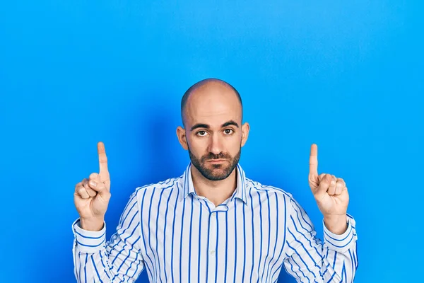 Young Bald Man Pointing Fingers Relaxed Serious Expression Face Simple — Stock Photo, Image