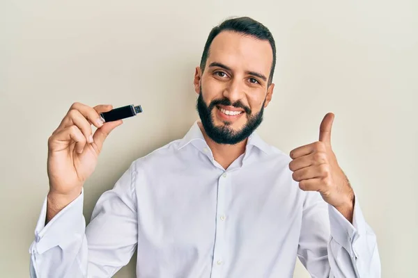 Jeune Homme Avec Barbe Tenant Mémoire Amovible Usb Souriant Heureux — Photo