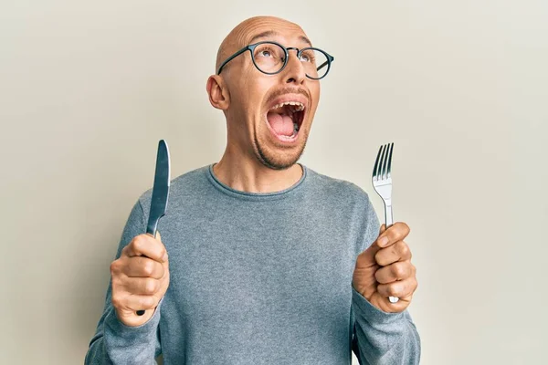 Homme Chauve Avec Barbe Tenant Fourchette Couteau Prêt Manger Colère — Photo