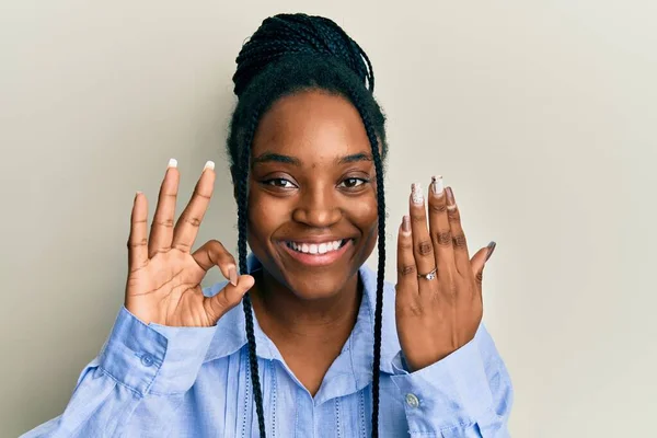 Африканская Американка Плетеными Волосами Обручальным Кольцом Делает Хорошо Знак Пальцами — стоковое фото