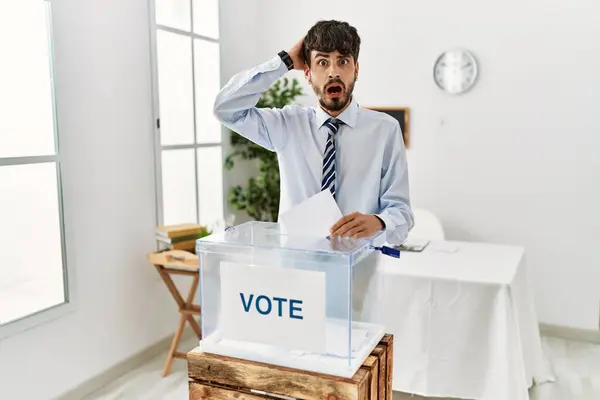 Homem Hispânico Com Voto Barba Colocando Envoltório Urna Louca Assustada — Fotografia de Stock