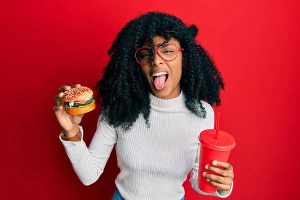 Mujer Afroamericana Con Pelo Afro Comiendo Una Sabrosa Hamburguesa Clásica —  Fotos de Stock