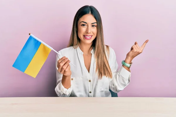Jonge Spaanse Vrouw Met Ukraine Vlag Zittend Tafel Glimlachend Vrolijk — Stockfoto