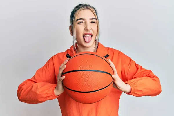 Jovem Menina Moderna Segurando Bola Basquete Furando Língua Feliz Com — Fotografia de Stock