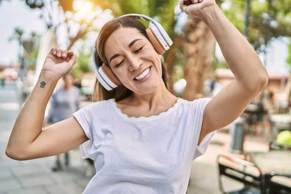 Young Hispanic Woman Smiling Confident Listening Music Street — Stock Photo, Image