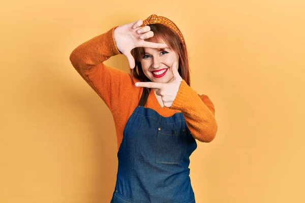 Ruiva Jovem Mulher Vestindo Avental Sorrindo Fazendo Quadro Com Mãos — Fotografia de Stock