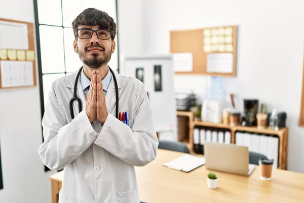 Sakallı Doktor Üniforması Giyen Steteskop Takan Spanyol Bir Adam Ofiste — Stok fotoğraf