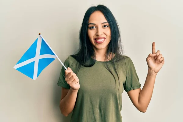 Jong Spaans Meisje Met Schotse Vlag Glimlachend Vrolijk Wijzend Met — Stockfoto