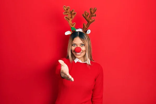 Mooie Spaanse Vrouw Met Herten Kerstmuts Rode Neus Glimlachend Vriendelijk — Stockfoto