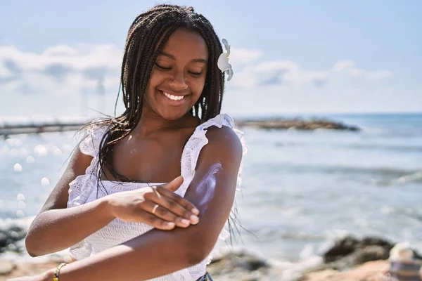 Ung Afrikansk Amerikansk Flicka Ler Glad Med Solkräm Lotion Stranden — Stockfoto