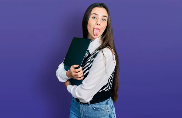 Junge Brünette Teenager Umarmen Laptop Mit Liebe Herausstreckende Zunge Glücklich — Stockfoto